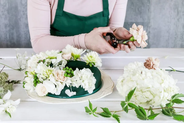 Mujer muestra cómo hacer decoración de mesa de boda con corona y —  Fotos de Stock