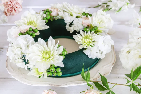 Mujer muestra cómo hacer decoración de mesa de boda con corona y —  Fotos de Stock