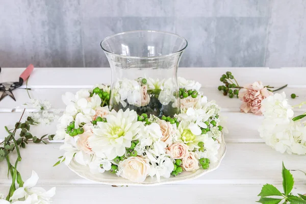 女人展示如何用花环和花环做婚桌装饰。 — 图库照片