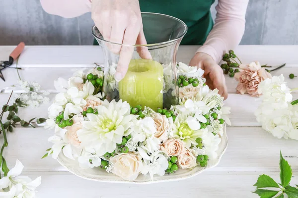 Žena ukazuje, jak udělat svatební stůl dekorace s věncem a — Stock fotografie