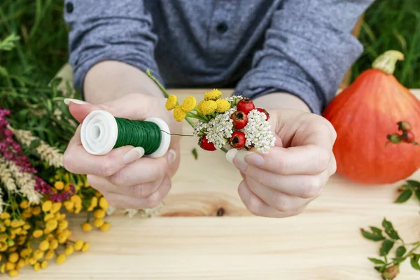 Hoe maak je herfstkrans met rozenbottel, meidoornbessen en ta — Stockfoto