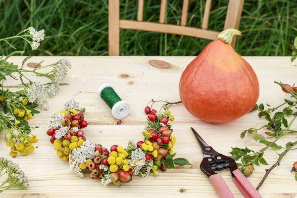 Как сделать осенний венок с шиповником, ягодами боярышника и творогом — стоковое фото