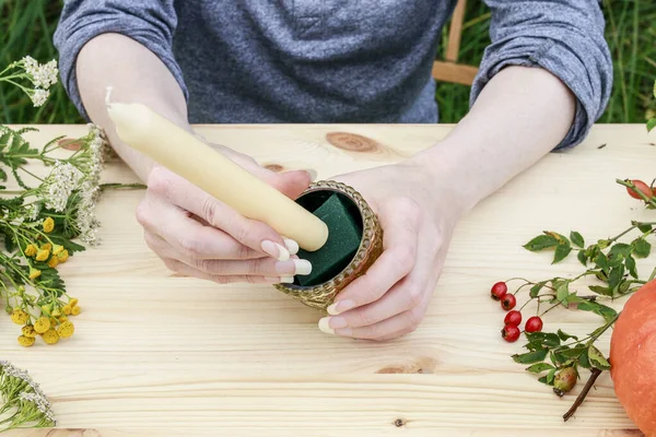 Как сделать осенний венок с шиповником, ягодами боярышника и творогом — стоковое фото