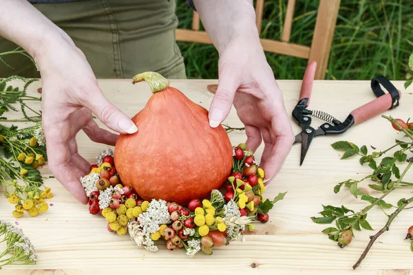 How to make autumn wreath with rose hip, hawthorn berries and ta — Stock Photo, Image