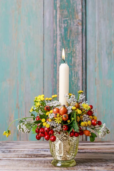 Hermoso candelabro decorado con plantas silvestres de otoño y fl —  Fotos de Stock