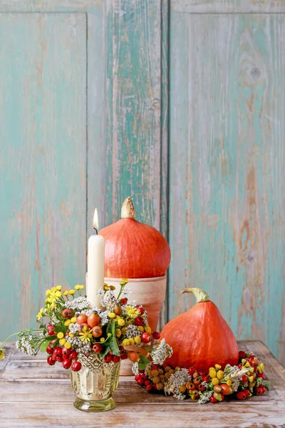 Como fazer a grinalda de outono com rosa quadril, bagas de espinheiro e ta — Fotografia de Stock