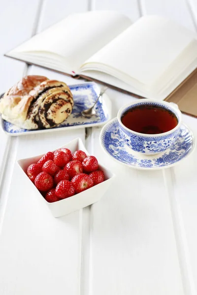 Mohn schwedisches Brötchen und Schale mit Erdbeeren. — Stockfoto