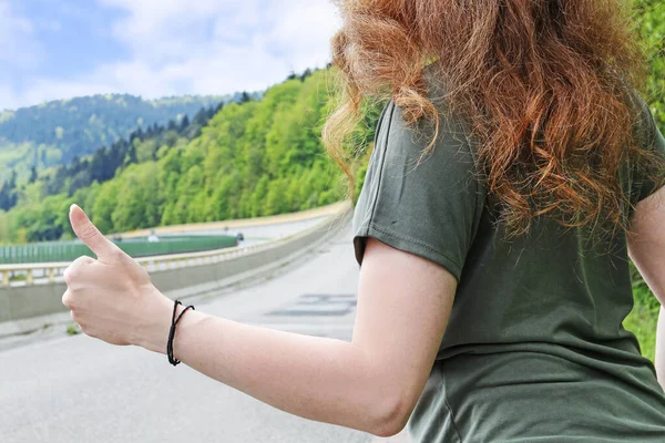 De vrouw probeert de auto tegen te houden omdat ze hallo wil zeggen. — Stockfoto