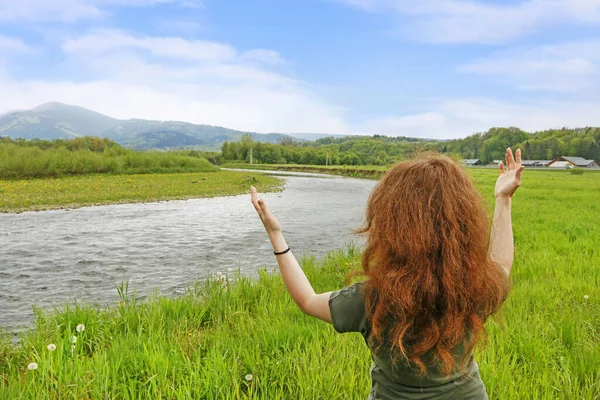 Jonge gelukkig vrouw met lange krullen is op zoek naar de prachtige lan — Stockfoto