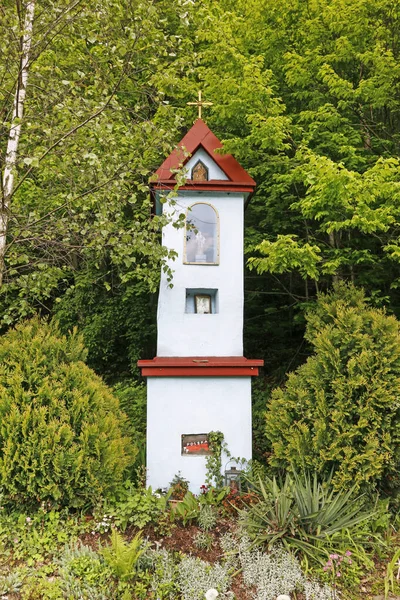 PCIM, POLONIA - 18 DE MAYO DE 2019: Santuario junto a la carretera en las inmediaciones de P — Foto de Stock