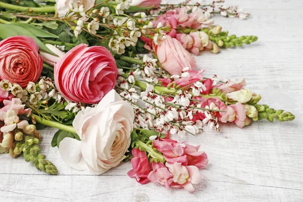 Bukiet różowy ranunculus i kwiaty matthiola na białym backgr — Zdjęcie stockowe