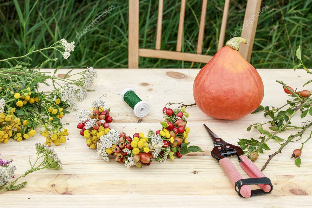 How to make autumn wreath with rose hip, hawthorn berries and ta
