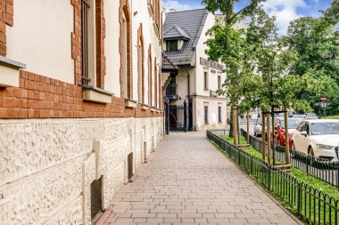 Krakow, Polonya - 25 Mayıs 2019: Eski apartmanlar ve şehir parkı