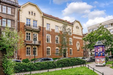 Krakow, Polonya - 25 Mayıs 2019: Eski apartmanlar ve şehir parkı