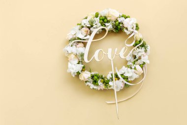 Güllü çelenk, hortensias, viburum ve ahşap kelime aşk