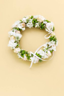 Gül, hortensias ve viburnum ile çelenk