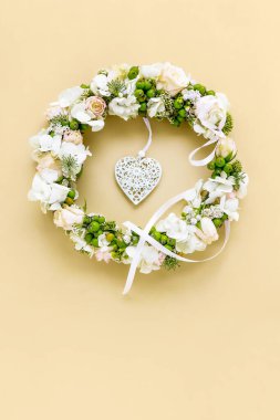 Gül, hortensias ve viburnum ile çelenk