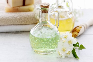 İçinde sıvı sabun ve diğer kozmetik ürünleri olan cam şişe.