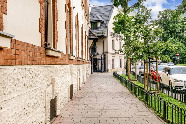 Krakov, Polsko - 25. května 2019: Staré byty a městský park — Stock fotografie
