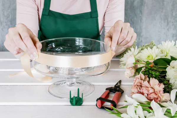 Cómo hacer decoraciones florales para mesa de fiesta de verano. —  Fotos de Stock