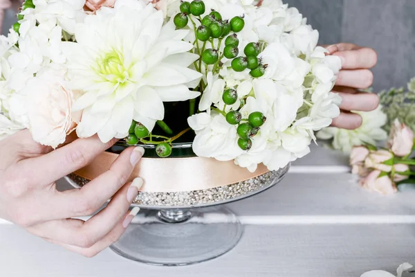 Jak zrobić dekoracje kwiatowe na letni stół party — Zdjęcie stockowe