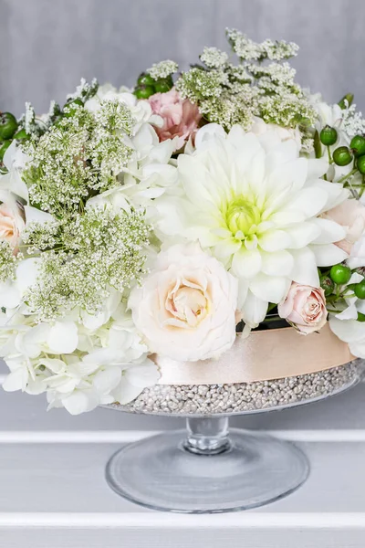 Come fare decorazioni floreali per la tavola della festa estiva — Foto Stock