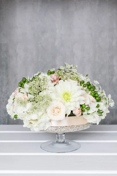 Cómo hacer decoraciones florales para mesa de fiesta de verano. —  Fotos de Stock