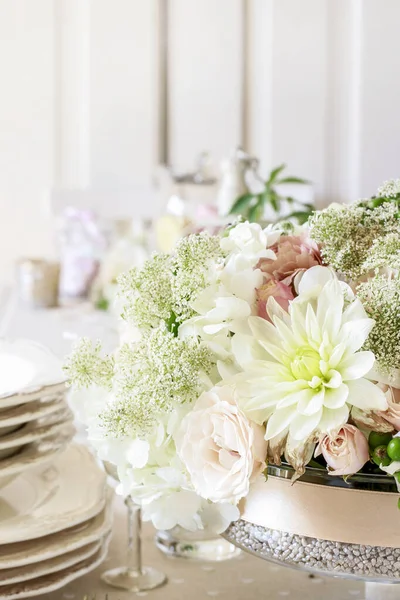 Como fazer decorações florais para mesa de festa de verão — Fotografia de Stock