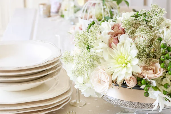 Cómo hacer decoraciones florales para mesa de fiesta de verano. — Foto de Stock