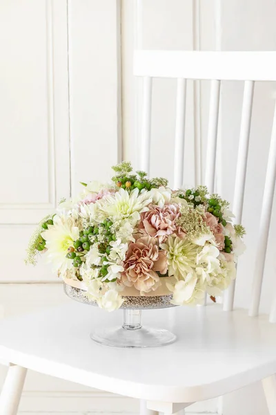 Arreglo floral de verano con rosas, dalias y hortensias . —  Fotos de Stock