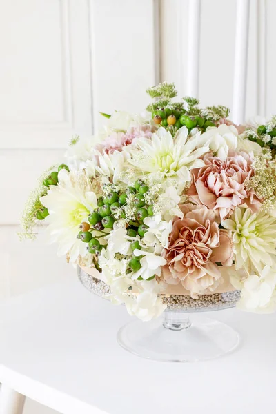 Arreglo floral de verano con rosas, dalias y hortensias . — Foto de Stock