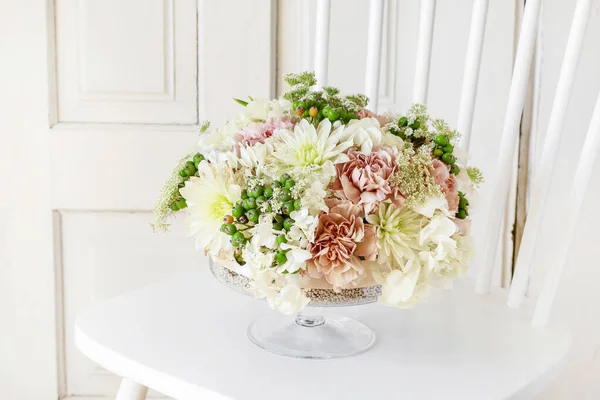 Arrangement floral estival avec roses, dahlias et hortensias . — Photo