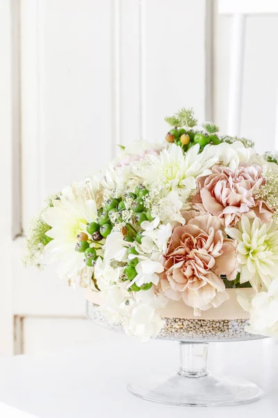 Arreglo floral de verano con rosas, dalias y hortensias . — Foto de Stock