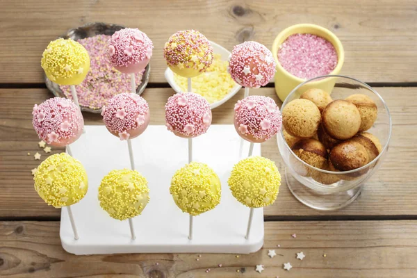 Pink and yellow cake pops. — Stock Photo, Image