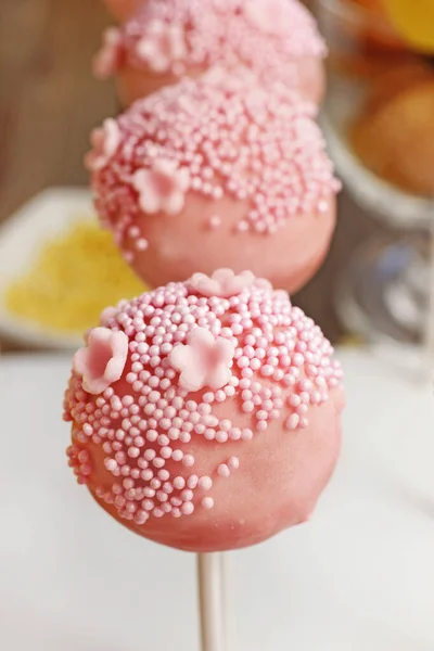 Pink and yellow cake pops. — Stock Photo, Image