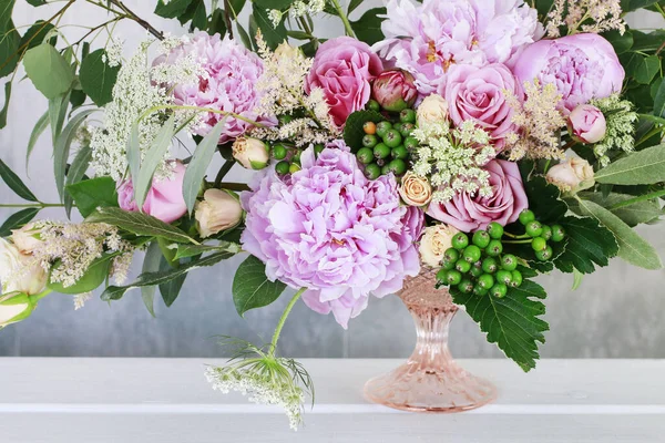 How to make modern table's centerpiece for summer wedding — Stock Photo, Image