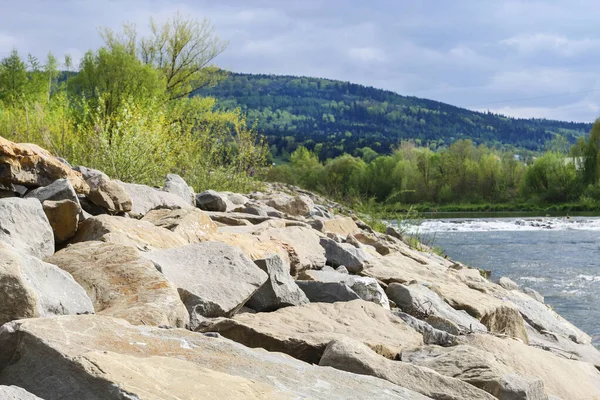 The Raba river (Poland) and hills in the background. — Stock Photo, Image