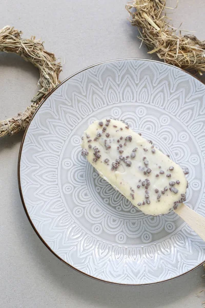 Helado blanco en palo . — Foto de Stock