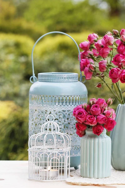 Bouquet de roses roses dans un vase en céramique bleue. Motif carte postale . — Photo