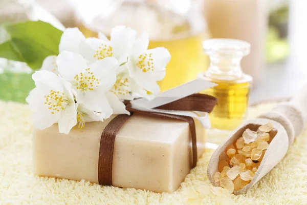 Bar of handmade soap decorated with jasmine flowers. — Stock Photo, Image