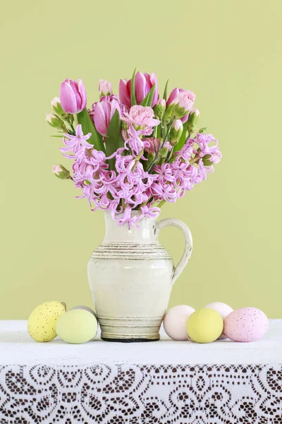 Bello mazzo di fiori di primavera - giacinti, tulipani e carn — Foto Stock