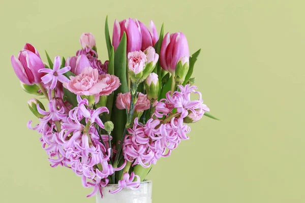 Piękny bukiet wiosennych kwiatów - hiacynty, tulipany i carn — Zdjęcie stockowe