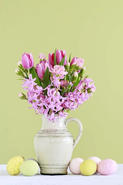 Hermoso ramo de flores de primavera - jacintos, tulipanes y villancicos —  Fotos de Stock