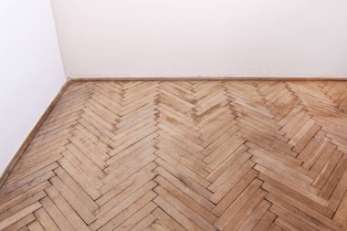 Eski, hasarlı parke kazıma için hazırlandı. Ev yenilenmesi