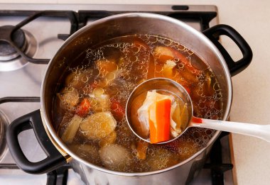 Mutfakta tavuk çorbası pişirme adımları..