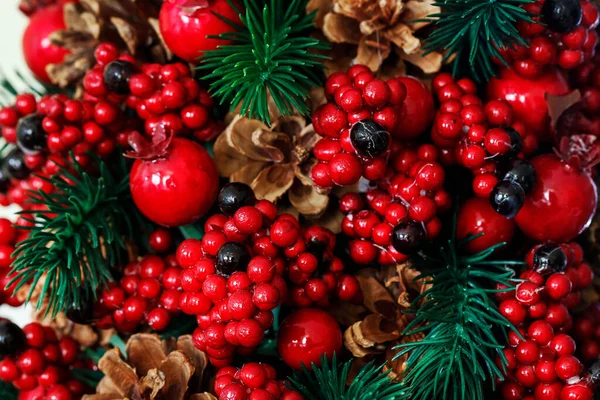 圣诞背景 红色浆果 锥果和冷杉枝条 图形资源 — 图库照片