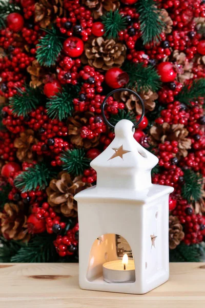 Witte Keramische Lantaarn Met Een Kaars Rode Kerstachtergrond Gemaakt Van — Stockfoto