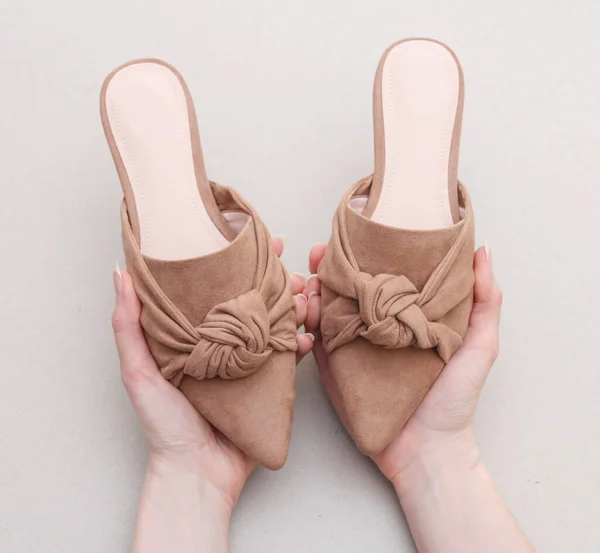 Mujer Sostiene Par Zapatos Mula Beige Tiempo Ropa — Foto de Stock