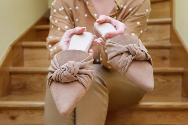 Mujer Sostiene Par Zapatos Mula Beige Tiempo Ropa — Foto de Stock