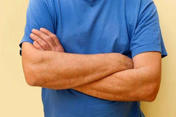 Der Mann Steht Mit Verschränkten Armen Geste Der Verweigerung — Stockfoto